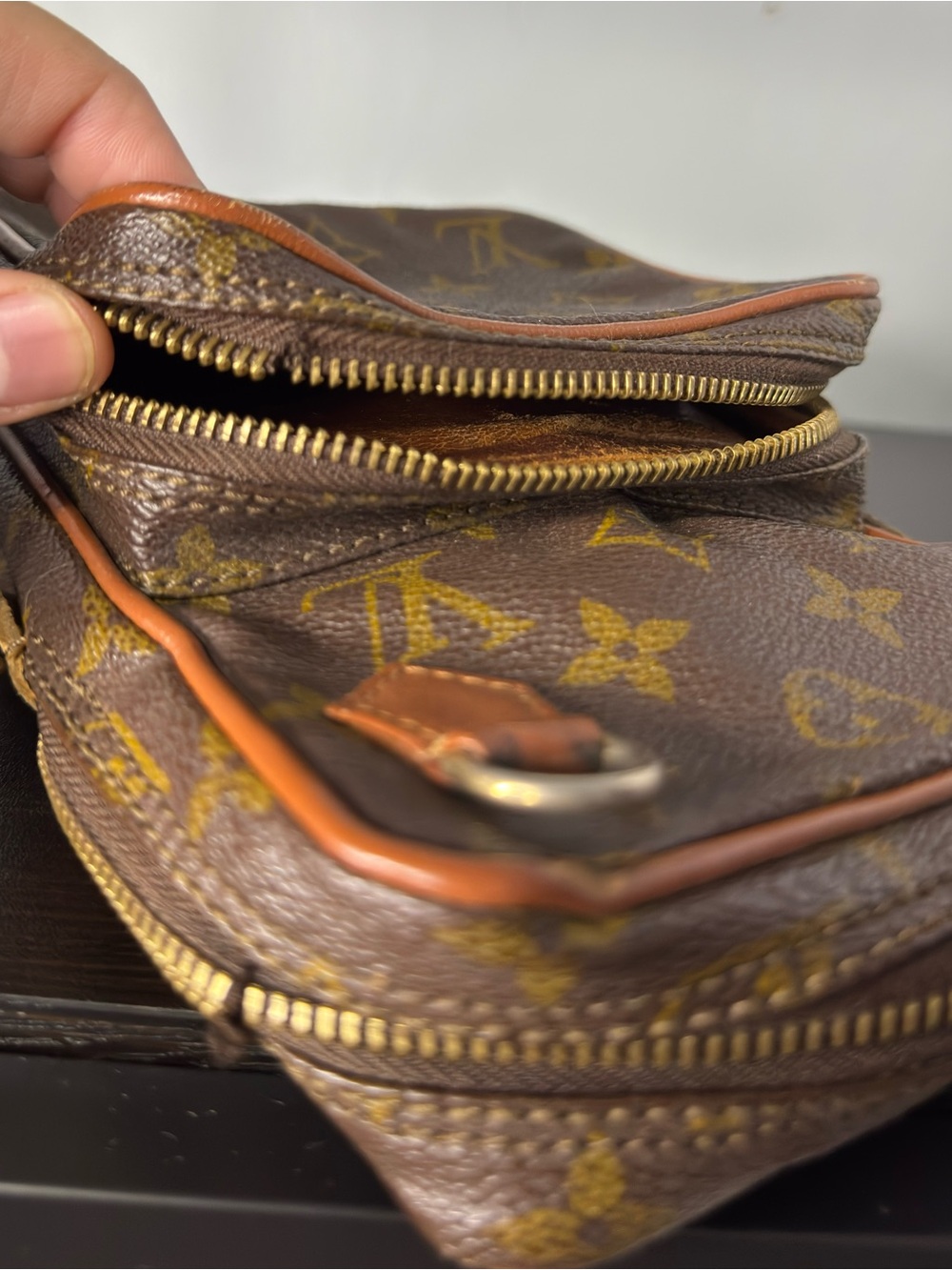 Louis Vuitton Brown Monogram Canvas Men’s Belt/Crossbody Bag - Picture 4 of 11